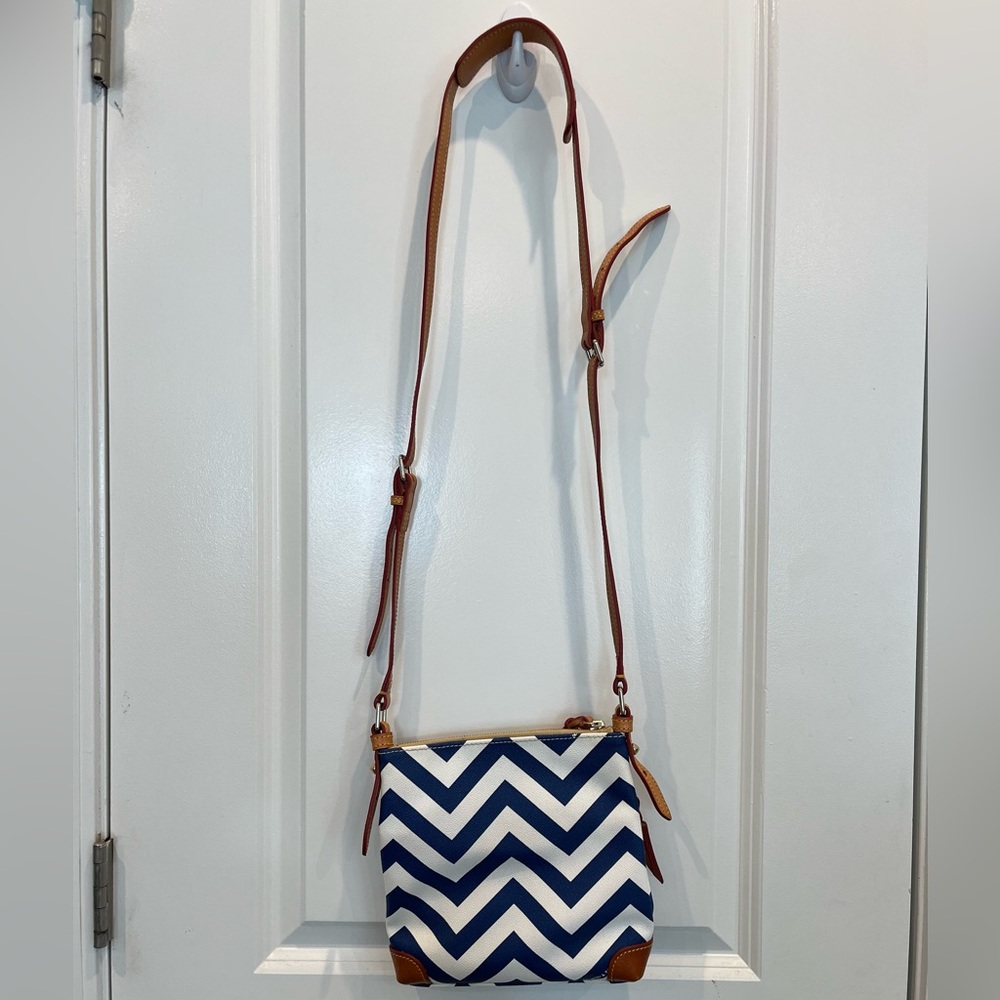 Dooney & Bourke Royal Blue & White Chevron Crossbody Bag Purse Leather - Picture 3 of 10